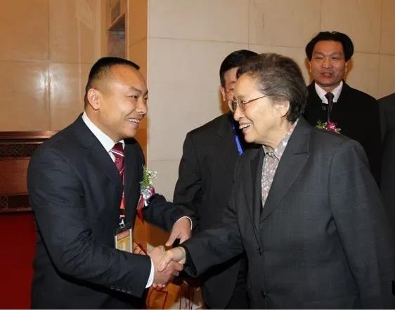 民革中央主席、全国人大副委员长何鲁丽与郭小平会长